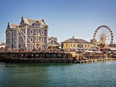 Waterfront in Kaapstad met historische gebouwen, havenkade en reuzenrad bij de Route Kaapstad - Johannesburg.