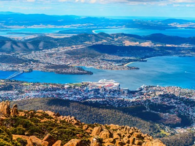 Uitzicht vanaf Mount Wellington op Hobart, Tasmanië, met de Derwent River en de haven.