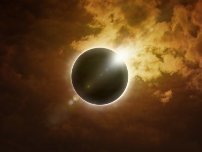 Zonsverduistering met lichtkrans tussen donkere wolken tijdens route West Australië, 25 dagen.