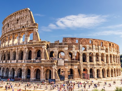 Het Colosseum in Rome onder een blauwe lucht, startpunt van de route Italië & Kroatië in 20 dagen.