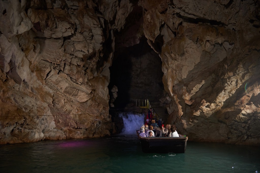 Boottocht met familie door een grot met turquoise water in Zuid-Italië, bij de Amalfikust en Sicilië.