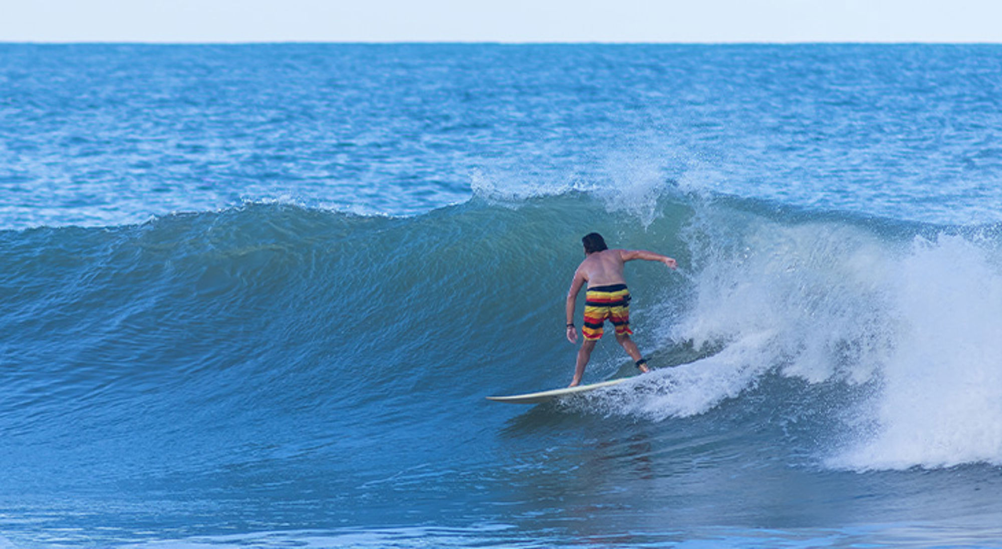 Arugam Bay Sri Lanka Surfer rijdt een hoge golf op zee.