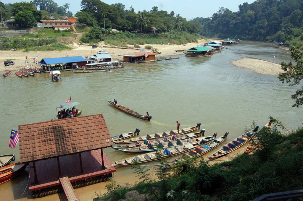 Longtailboten op de rivier bij Taman Negara, Maleisië, tijdens groepsrondreis Singapore, Maleisië & Thailand.