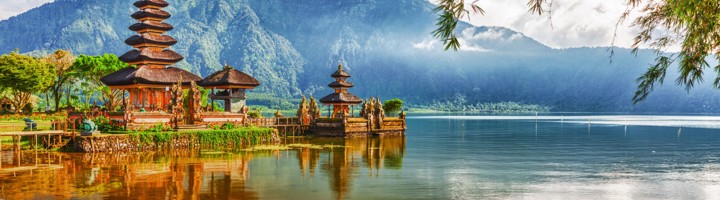 Pura Ulun Danu Bratan aan het Bratanmeer op Bali, met tempelpagodes en bergen op de achtergrond.