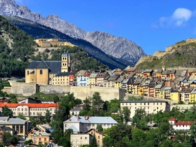 Historisch vestingstadje Briançon in de Franse Alpen, met kerk en citadel tegen de bergen.