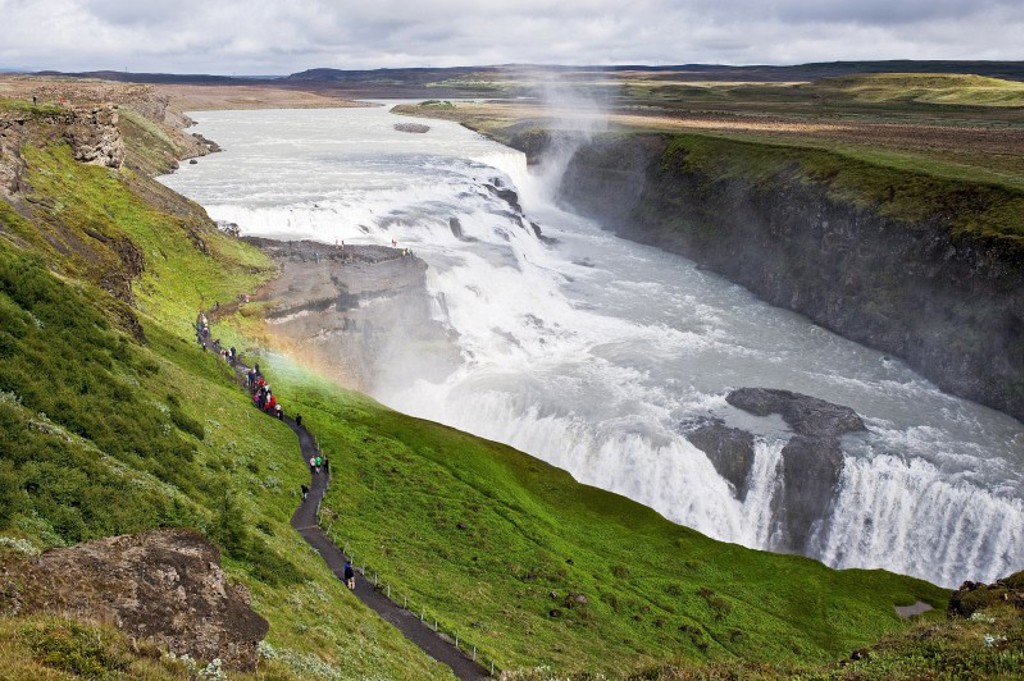 Gullfoss-waterval in IJsland met wandelpad langs de kloof, tijdens een familiereis IJsland.