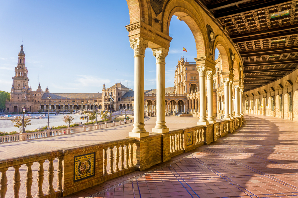 Zuilengalerij van Plaza de España in Sevilla tijdens een rondreis door Andalusië.