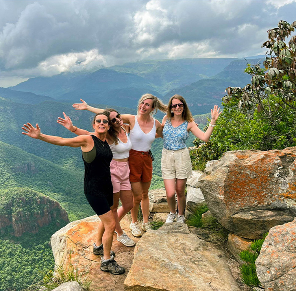 22-35ers genieten van uitzicht over de Blyde River Canyon tijdens rondreis Zuid-Afrika.