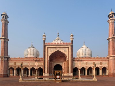 Jama Masjid-moskee in Delhi met witte koepels en twee hoge minaretten, onderdeel van de route India en Nepal.