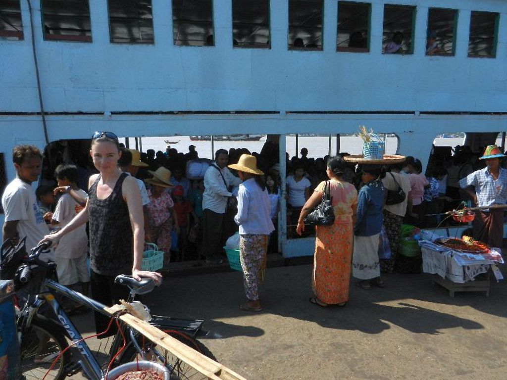 Drukke markt op een veerboot in Myanmar tijdens een familiereis.