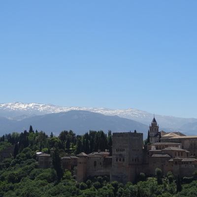 Alhambra in Granada met de besneeuwde Sierra Nevada op de achtergrond tijdens groepsrondreis Andalusië.