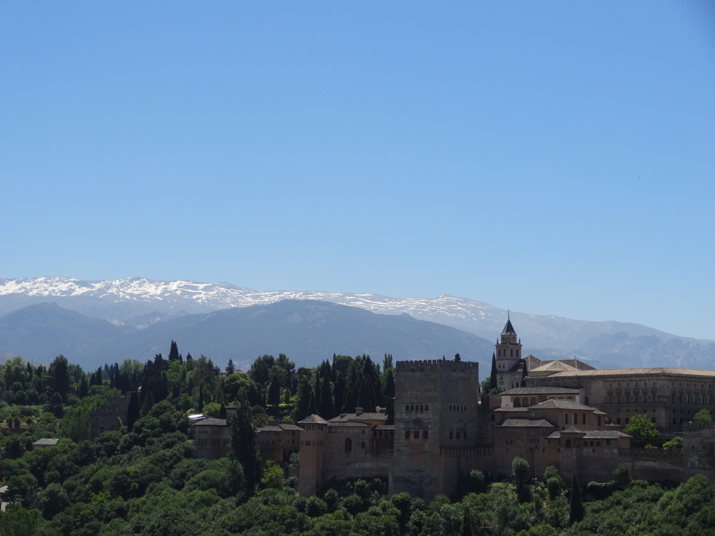 Alhambra in Granada met de besneeuwde Sierra Nevada op de achtergrond tijdens groepsrondreis Andalusië.