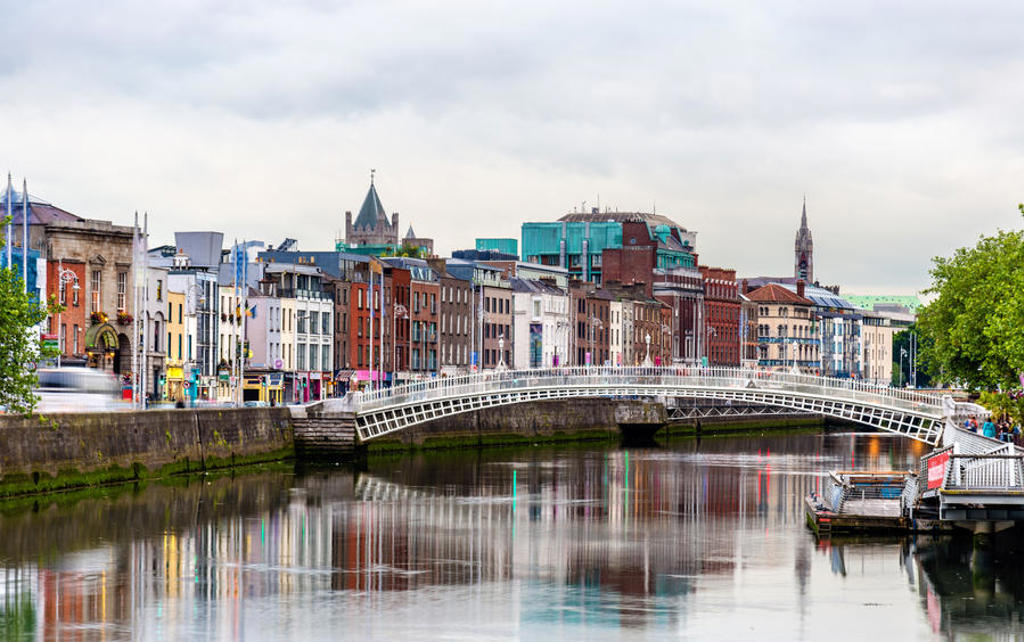 Skyline van Dublin met de Ha’penny Bridge over de River Liffey, Ierland.