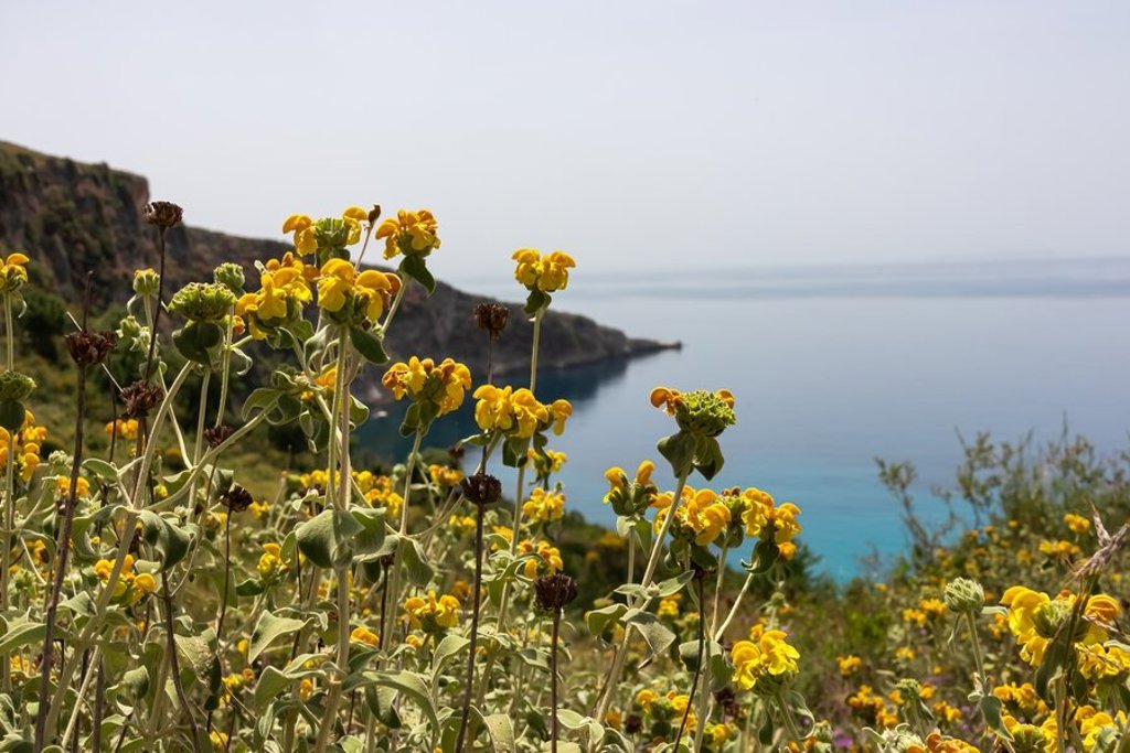 Uitzicht op de Albanese Rivièra met bergen en zee tijdens een wandelvakantie in Albanië.