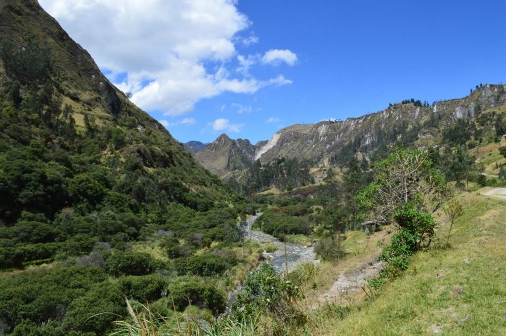 Groene heuvels met berglandschap in Ecuador tijdens een groepsrondreis.