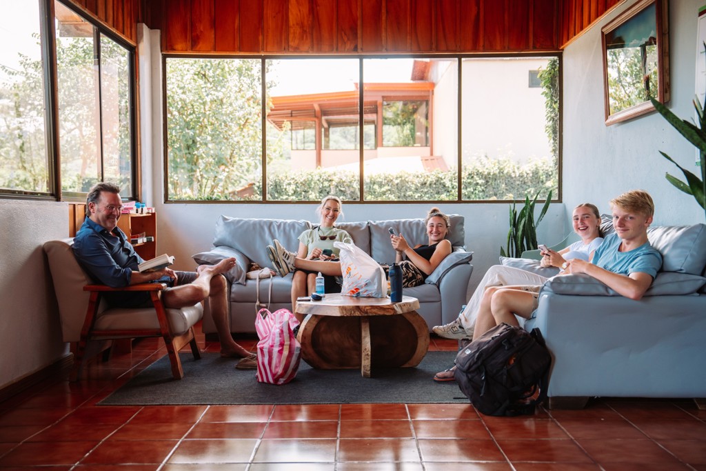Gezin ontspant in de lounge van een lodge tijdens een familiereis Costa Rica.