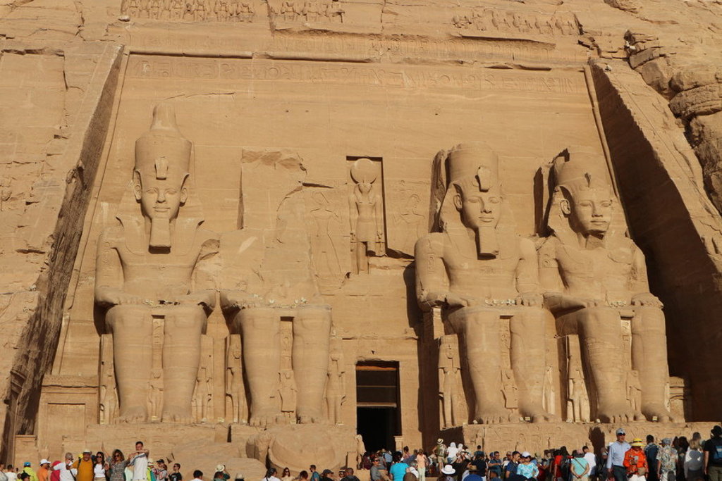 Kolossale beelden bij de tempel van Abu Simbel in Egypte tijdens een familiereis langs de Nijl.
