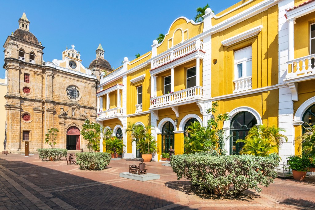 Gele gevels en kathedraal aan een plein in Cartagena, Colombia, tijdens een groepsrondreis.