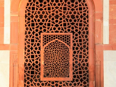Ornamentaal zandstenen raam met geometrisch roosterwerk in Noord-India.