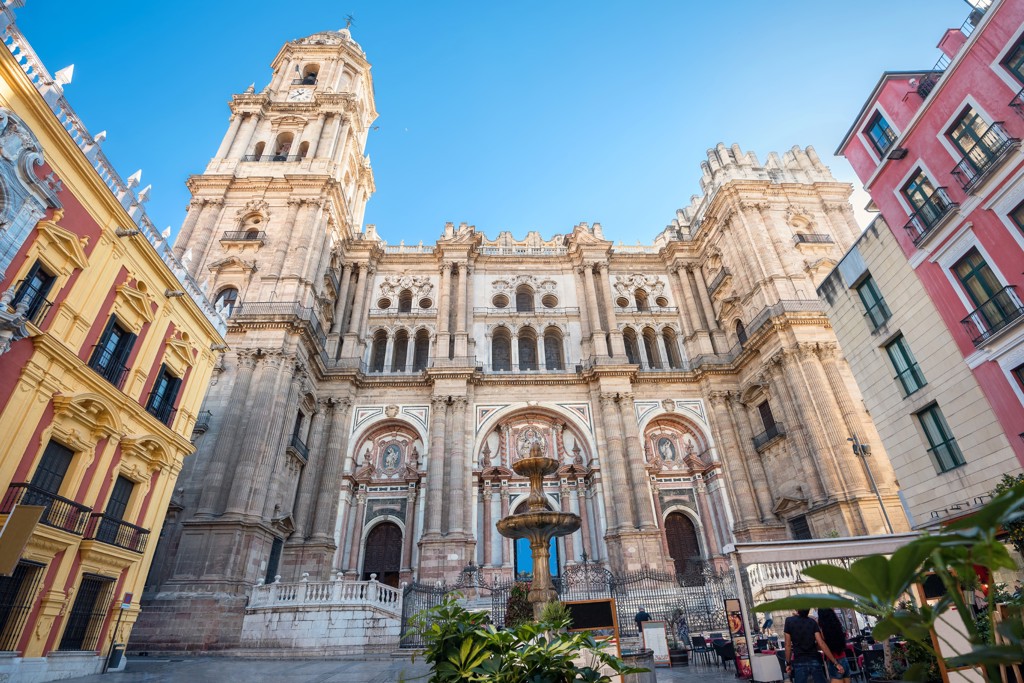 Kathedraal van Málaga met fontein op het plein, tijdens familiereis Spanje & Portugal.