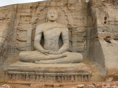 Zittend Boeddhabeeld uit steen bij Gal Vihara in Polonnaruwa, Sri Lanka.