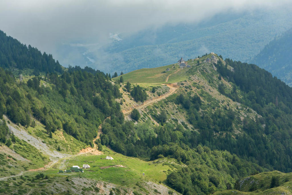 Berglandschap in Zuid-Oost Europa met wandelpad over groene bergkam en uitzicht op valleien.