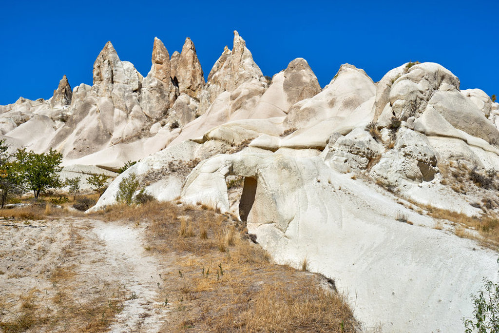 Wandelpad langs witte rotsformaties in Cappadocië, Turkije.