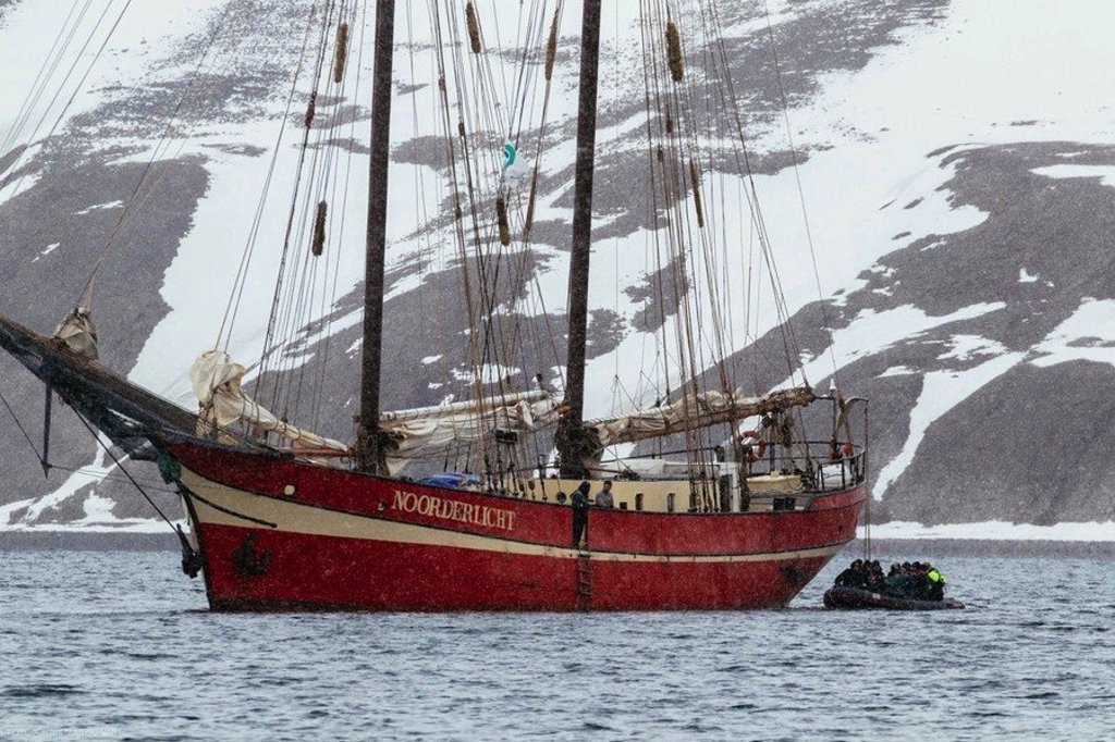 Zeilschip Noorderlicht tijdens een avontuurlijke cruise rond Spitsbergen.