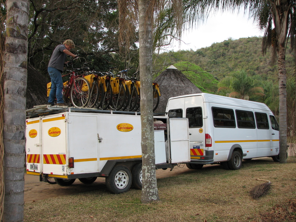 Fietsen worden geladen op een aanhanger achter een busje tijdens een fietsvakantie in Zuid-Afrika.