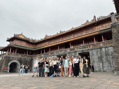 Groepsfoto bij de Keizerlijke Citadel in Hué tijdens de Route Vietnam.
