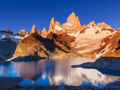 Fitz Roy-bergmassief bij El Chaltén in Patagonië, weerspiegeld in een bergmeer bij zonsopkomst.
