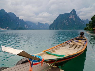 Longtailboot op een meer met kalkstenen bergen in Thailand, afsluiting Phuket of Ko Samui.