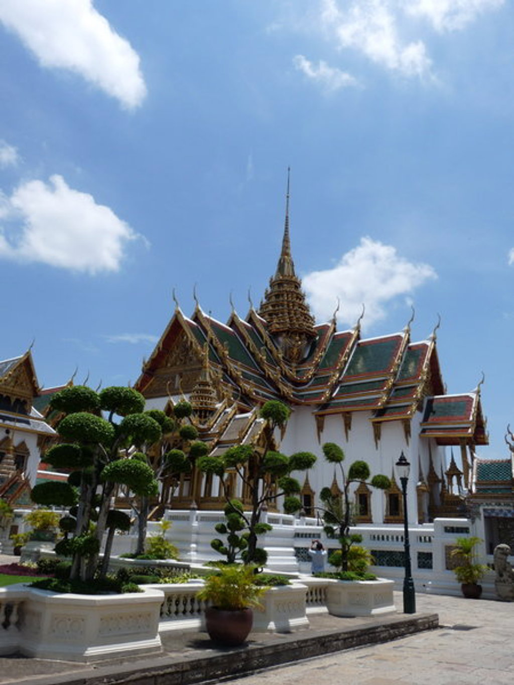 Tempelcomplex in Bangkok met sierlijke daken en pagode, tijdens een familiereis Thailand.