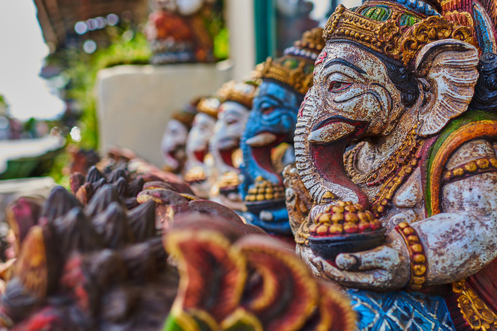 Gekleurde Balinese tempelbeelden op Bali tijdens een 22-35ers reis Indonesië: Bali en Lombok.