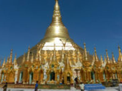 Gouden Shwedagon Pagode in Yangon, Myanmar, onder een heldere blauwe lucht.