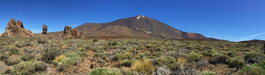 Panorama van de Teide-vulkaan en rotsformaties op Tenerife, Canarische Eilanden.