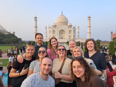 Groepsfoto van reizigers bij de Taj Mahal in Agra tijdens de Route India.