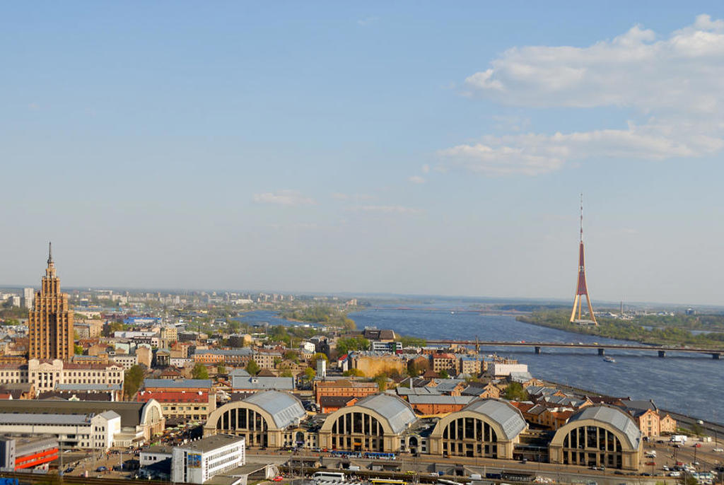 Skyline van Riga met de Daugava-rivier en de televisietoren, tijdens familiereis Polen en Baltische Staten.