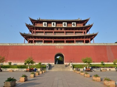 Stadspoort in Dali met traditionele Chinese pagode en rode muur, onderdeel van de Route China & Vietnam 20 dagen.