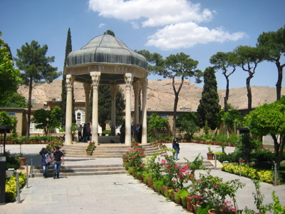 Hafez-mausoleum in Shiraz met koepelpaviljoen en tuin, route Iran.