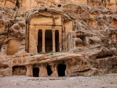 Rotsgraf met zuilen in de oude stad Petra, Jordanië.