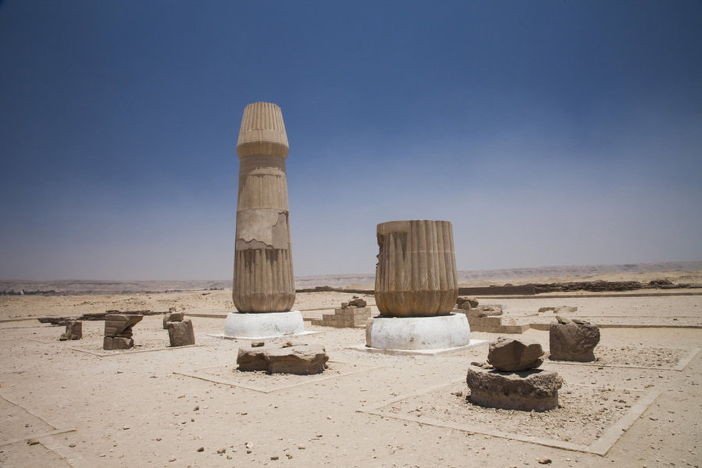 Oude zuilen en ruïnes in de woestijn tijdens een groepsrondreis door Egypte.