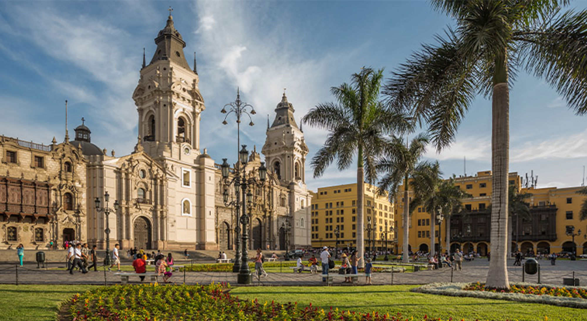 Lima Peru Plaza Mayor in Lima met de kathedraal, palmbomen en bezoekers op het plein.