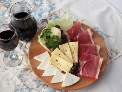 Montenegrijnse borrelplank met kaas, prosciutto, olijven en rode wijn.