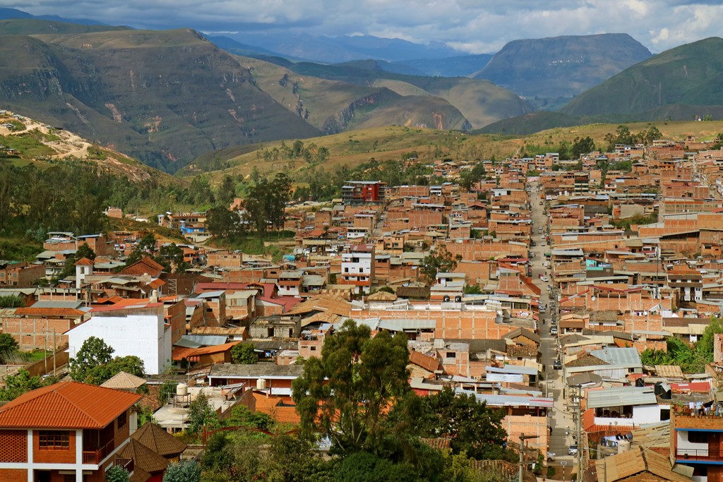 Uitzicht over een stad in de Andes met bergen op de achtergrond tijdens de groepsrondreis Noord-Peru.