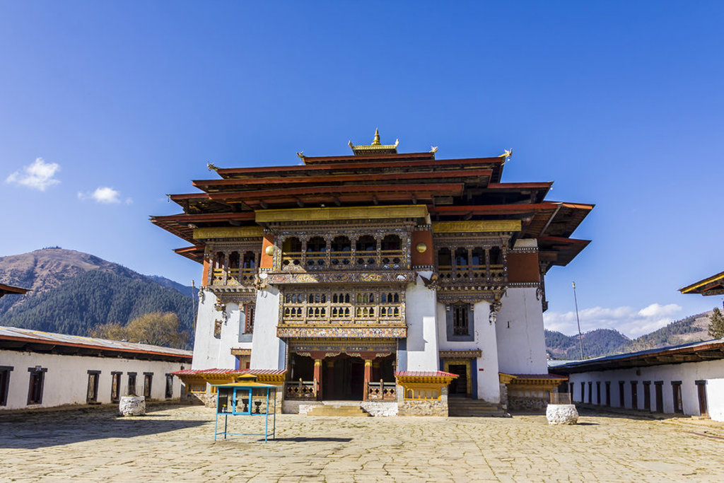 Traditioneel Bhutaans klooster met houten balkons en pagodedak, tijdens groepsrondreis Sikkim en Bhutan.