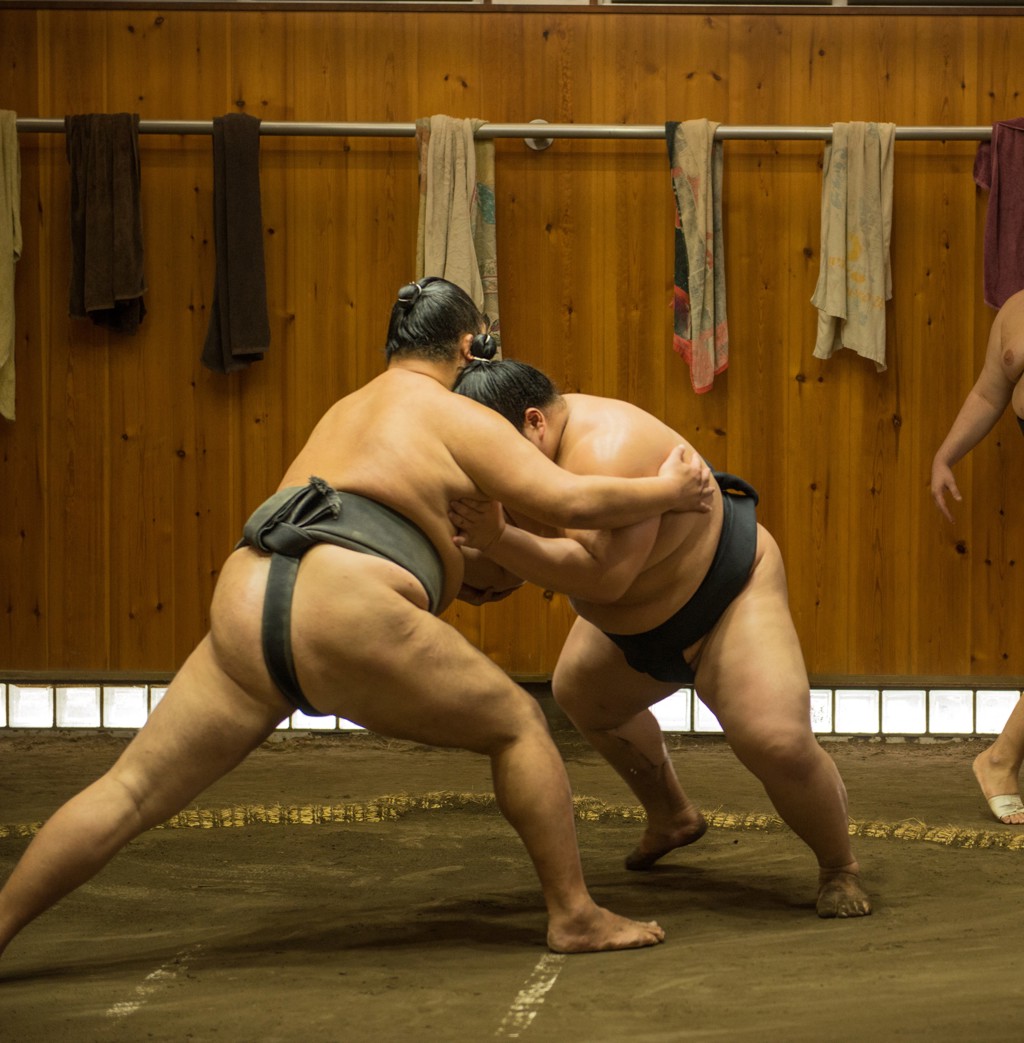 Sumoworstelaars in actie tijdens een training in Japan, onderdeel van de groepsrondreis Japan Hoogtepunten.