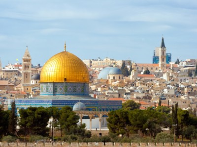 Rotskoepel in Jeruzalem met de gouden koepel en skyline van de Oude Stad op de achtergrond.