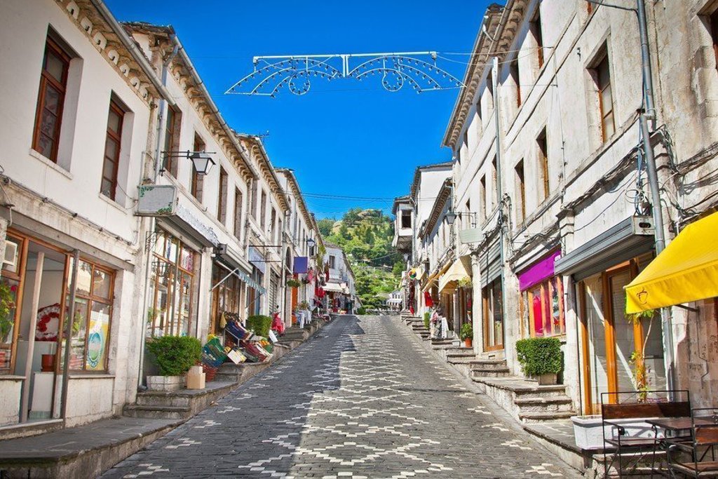 Groene bladeren tegen een zachte achtergrond, sfeerbeeld voor 22-35ers reis Albanië.
