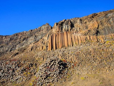 Basaltzuilen in rotswand langs de kust van Groenland tijdens de 13-daagse route.